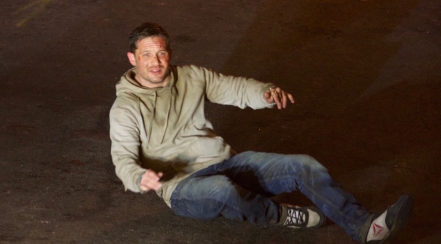 Том Харди упал на асфальт на съёмках фильма «Веном» и стал героем фотожаб