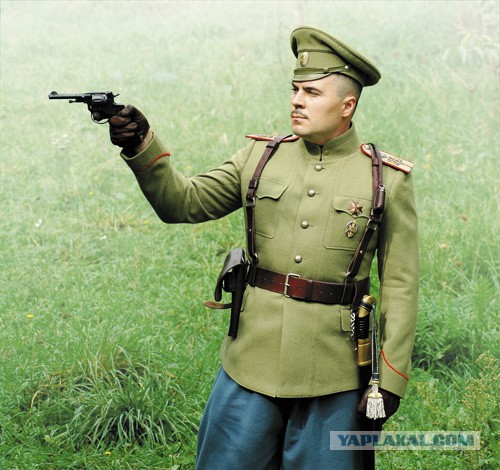 Почему русские носили пистолет справа, а немцы слева