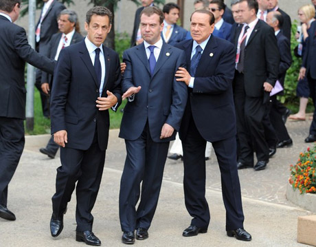 Медведев посочувствовал Франции из-за переноса визита Макрона в Киев и назвал его трусом