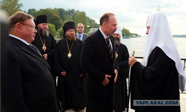 Патриарх Кирилл прибыл к верующим на личной яхте.