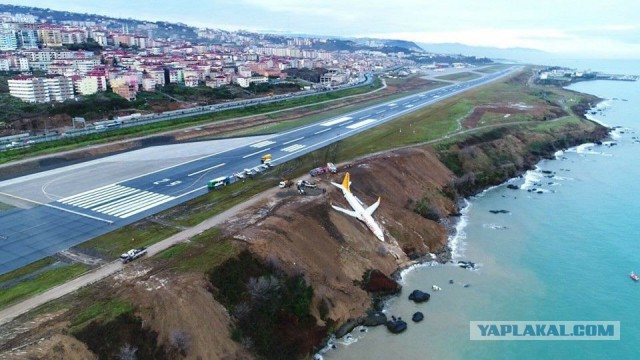 Самолёт Pegasus Airlines выкатился за пределы полосы при посадке в Турции
