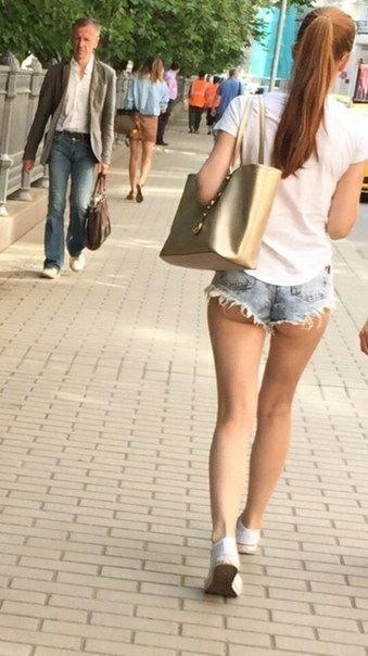 Две студентки прогуливаются по улице а сзади их одногруппник снимает ан камеру ножки