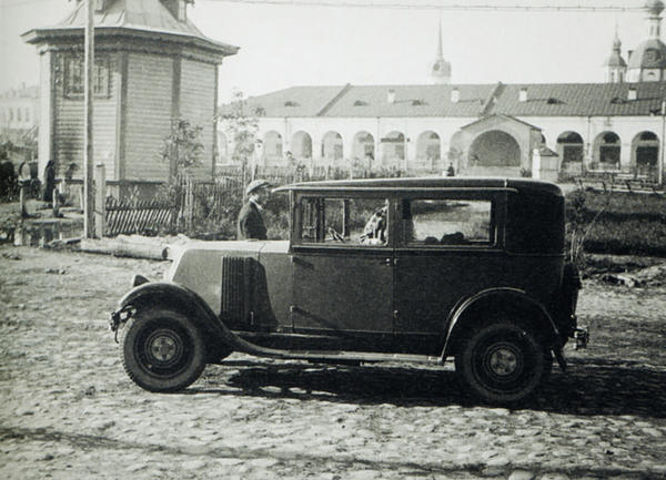 Лиля Брик и автомобиль.