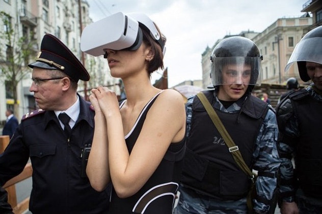 Новый перфоманс: Художницу задержали возле Кремля за пребывание «в общественном месте в виртуальной реальности»