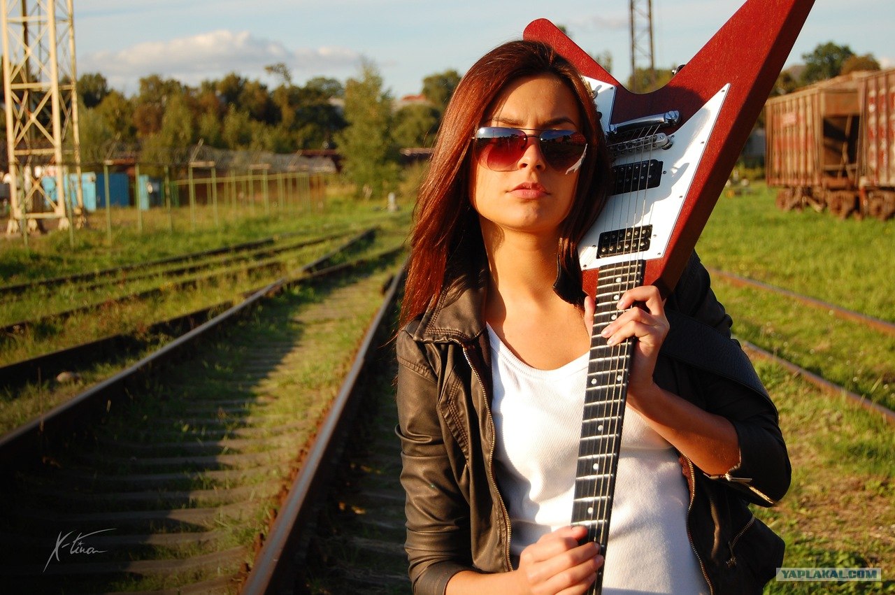 девушка с гитарой фото
