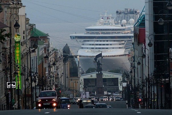 Огромный лайнер на фоне Венеции