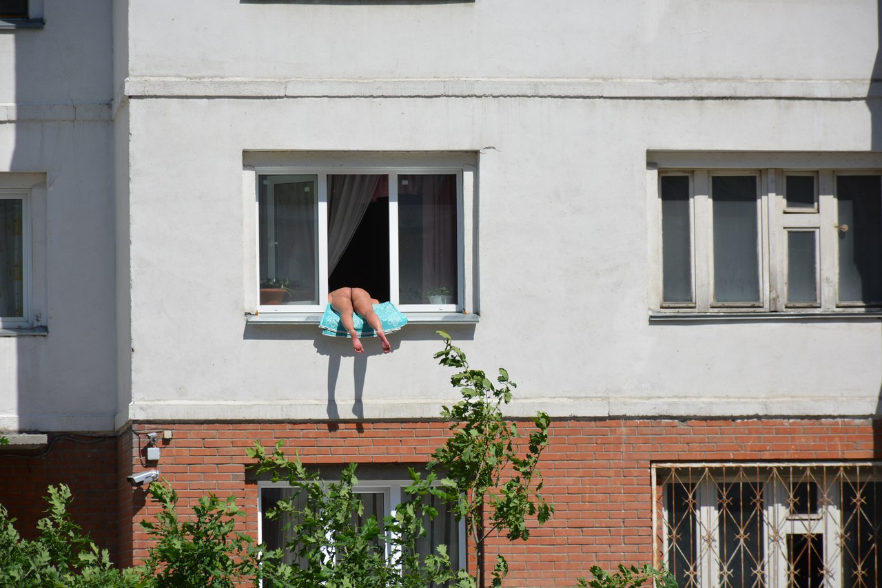 Экстремальный минет рыжей студентки прямо под окнами жилого дома