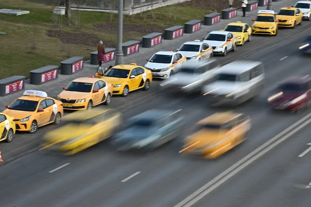 «Коммерсант»: таксисты жалуются на перегруженность из-за отстранения мигрантов