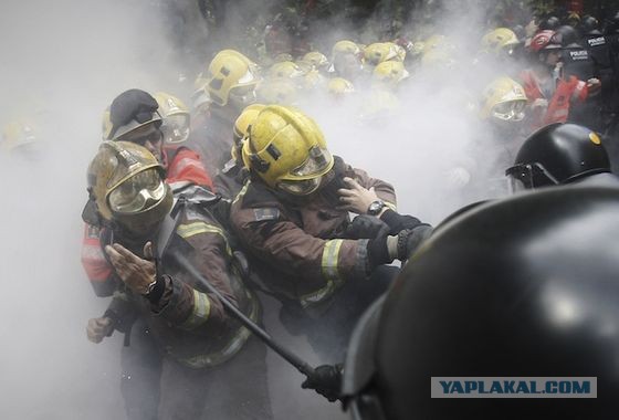 Полиция разгоняет демонстрацию пожарных,