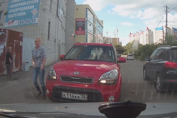 Блондинка в Воронеже на встречке разбила каблуком лобовое стекло