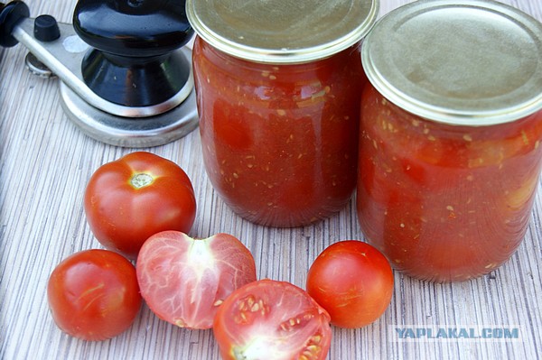 Томатный соус (почти кетчуп, но вкуснее), И помидоры в собственном соку