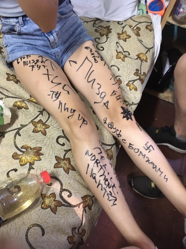 Развратная девушка принимает разные позы показывая свое тело полностью исписанное маркером 