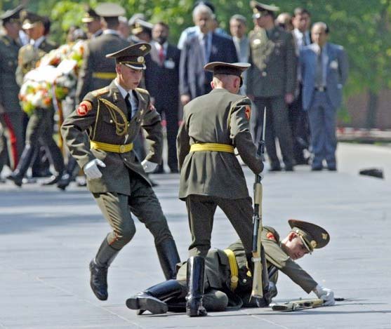 АРМИЯ, падонки с оружием. Солдаты, матросы и т.п.