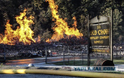 В Кентукки горит 45 тысяч баррелей бурбона Jim Beam.