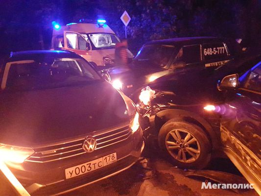 ДТП с 6 машинами и автобусом произошло в Ленобласти, в багажнике одного из авто найден труп