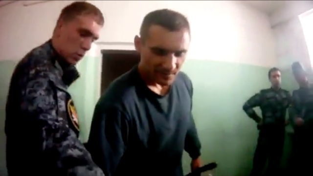 Класс "воспитательной" работы: Сотрудники ИК-1 ФСИН по Ярославской области пытают заключенного