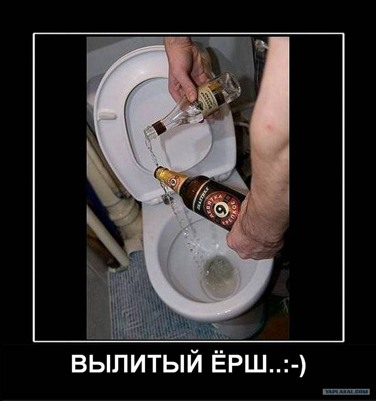 лижет мочу Она лижет мочу стареющей женщины