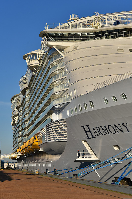 О новом городе развлечений на воде: инаугурационный круиз на гиганте Harmony of the Seas