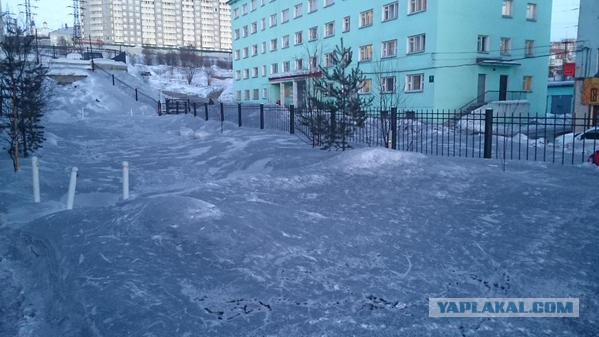 В Кузбассе на площади небольшого города снежные горки покрасили белой краской, чтобы они не были черными от угля