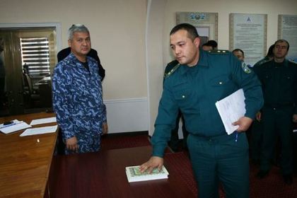 В Узбекистане милиционеры поклялись на Коране не брать взятки