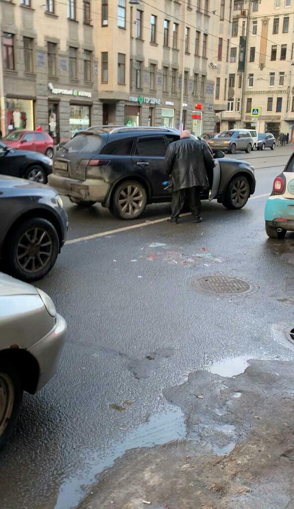 В Петербурге брутальные люди после мелкого ДТП, вышли с автоматом к машине, вытащили из неё девушку и погрузили в свое авто