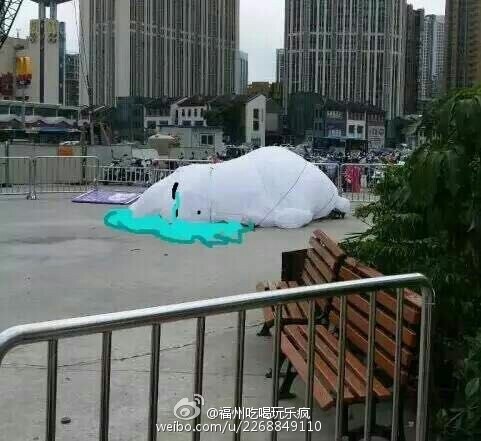Гигантский надувной шар с изображением Луны прокатился по китайскому городу и стал мемом
