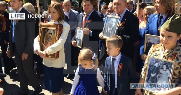 Поклонская с иконой Николая II приняла участие в акции "Бессмертный полк"
