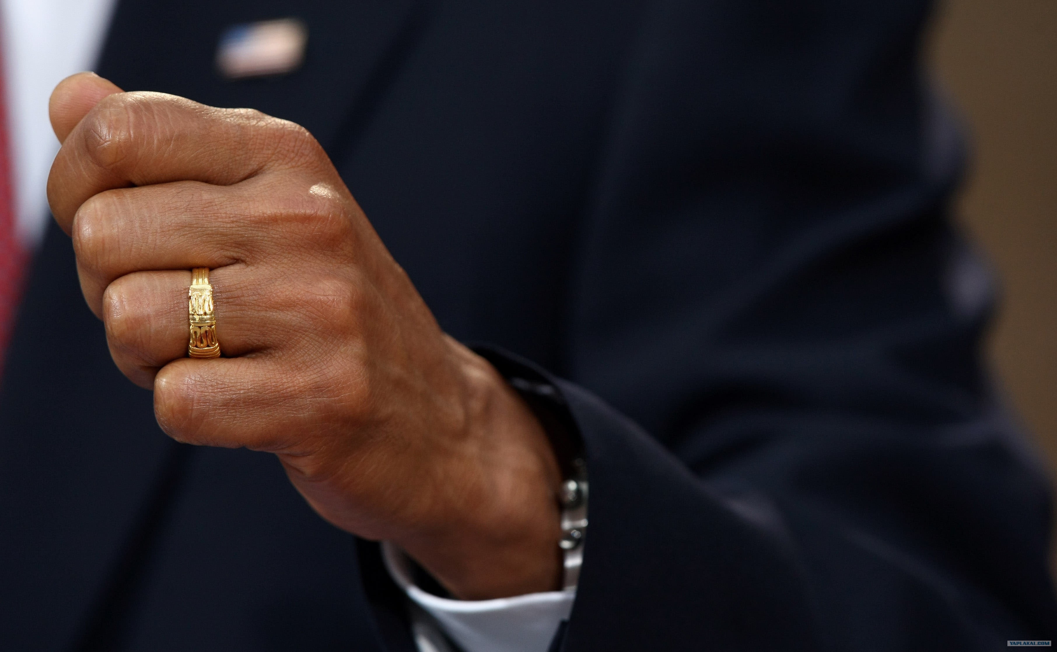 Обручальное кольцо на руке мужчины