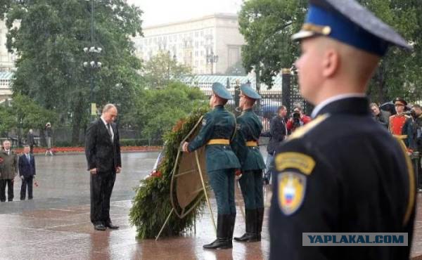 Ливень и зонт для Путина: зонтики заслужили не все?