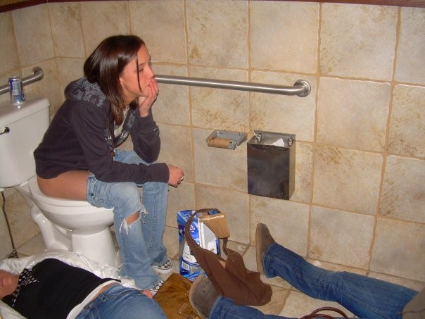 Некуда бежать: девушек застукали в туалете