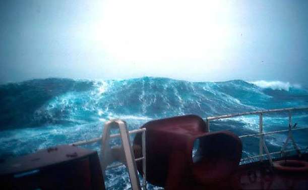 Жесть! Фото с корабля, попавшего в 9бальный шторм!