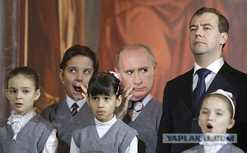 Чем занимается мальчик рядом с Президентом РФ?