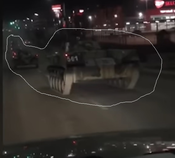 Вчера вечером на улице Октябрьской в Туле военные на БМД - боевой машине десанта, наподдали внедорожнику Land Rover