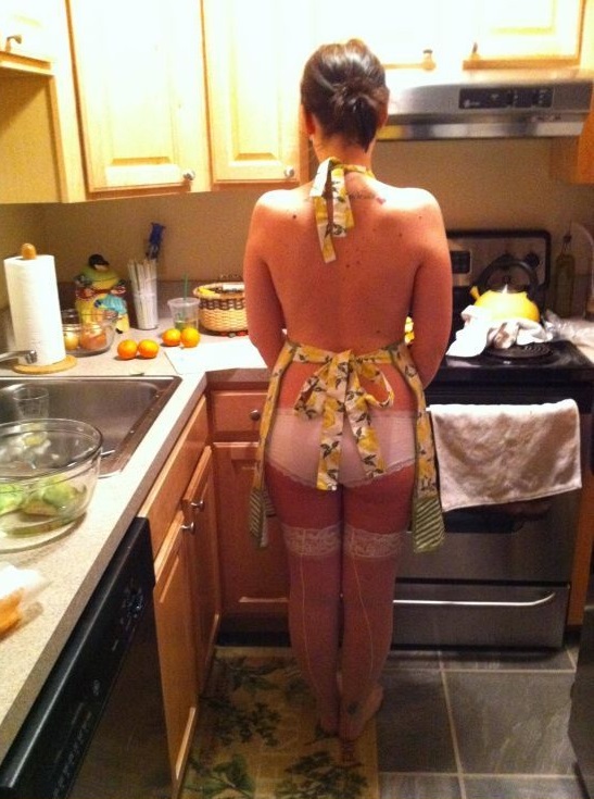 Милая девчонка хвастается голым телом на кухне
