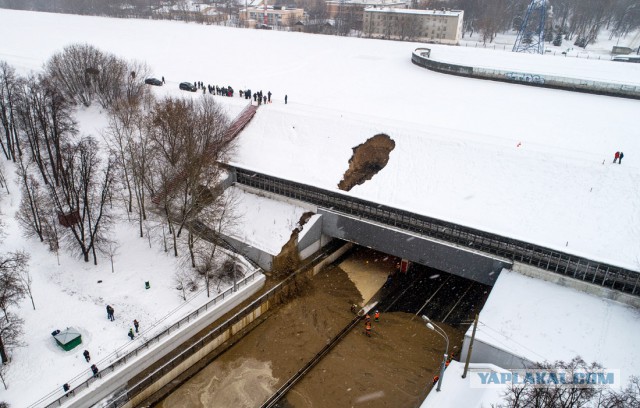 В канале имени Москвы возле Тушинского тоннеля прорвало дамбу