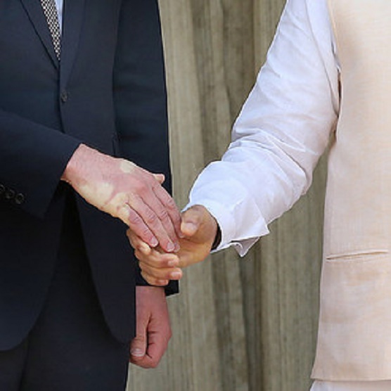 Рука принца Уильяма после рукопожатия с премьер-министром Индии.