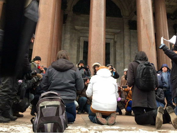 У стен Исаакиевского собора активисты прочитали Конституцию, стоя на коленях