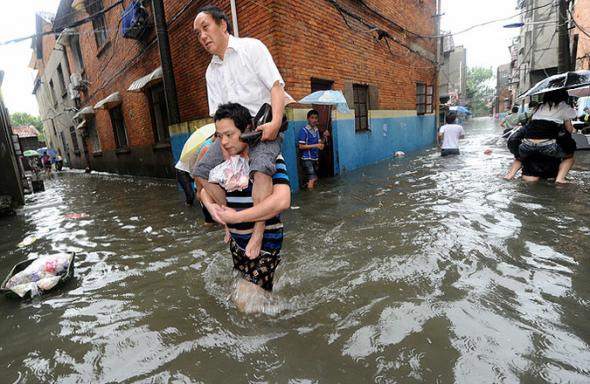 Сильнейшее наводнение затапливает Китай