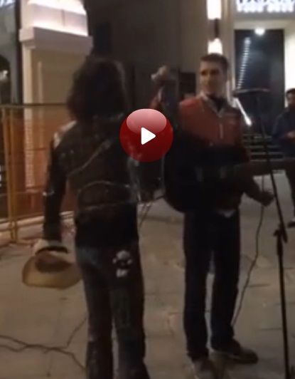 Солист Аэросмит спел с уличным музыкантом в Москве