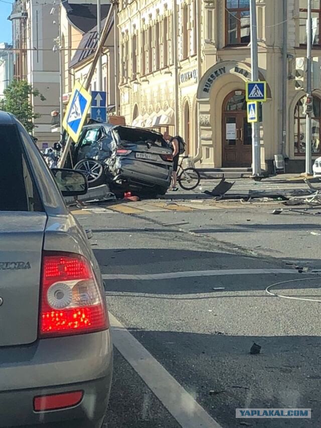 В центре Казани BMW снес десятки метров ограждений и столбы, машина полностью разбита
