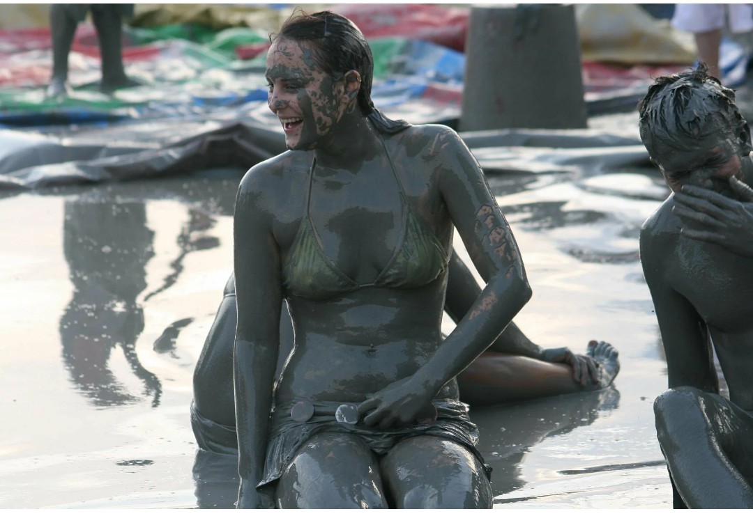 Мексиканская женщина разделась на пустом берегу 