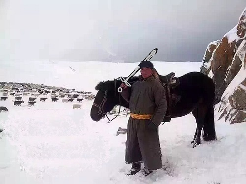 Монгольский пастух со своим ручным снежным барсом
