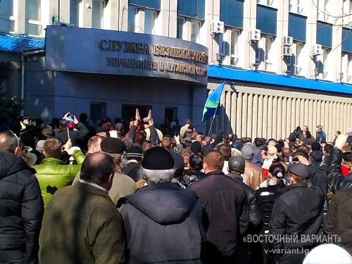 Митингующие штурмом взяли СБУ в Луганске