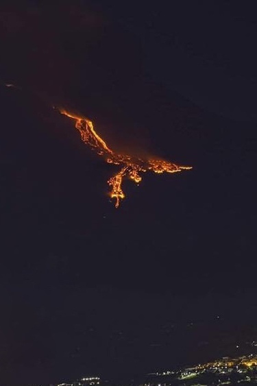 Лaвa вулкана Этнa создает феникса над Cицилией