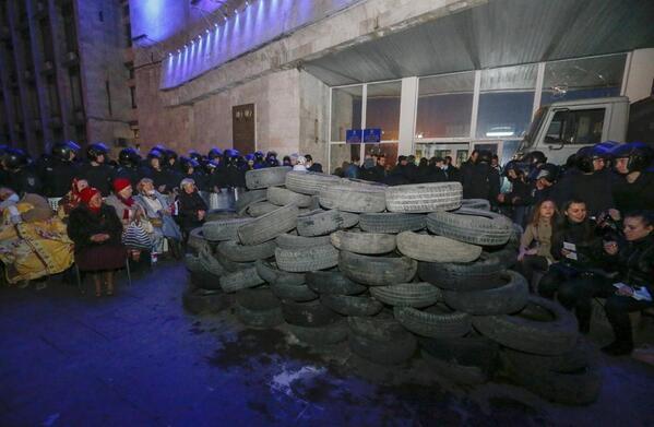 В Луганске митингующие завладели оружием СБУ