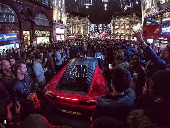 Российская студентка поразила британцев своим Lamborghini с миллионом страз Сваровски