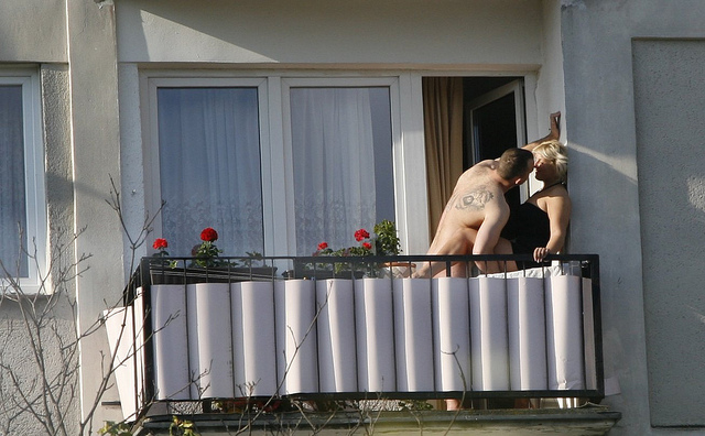 Фото застенчивой шмоньки на балкончике