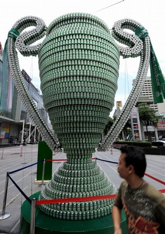 Статуя кубка Лиги Чемпионов из пивных банок