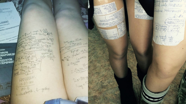 Развратная девушка принимает разные позы показывая свое тело полностью исписанное маркером 
