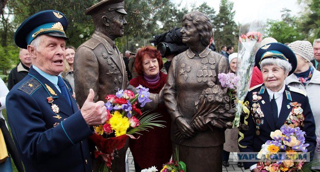 В Киеве открыли памятник ветеранам-фронтовикам